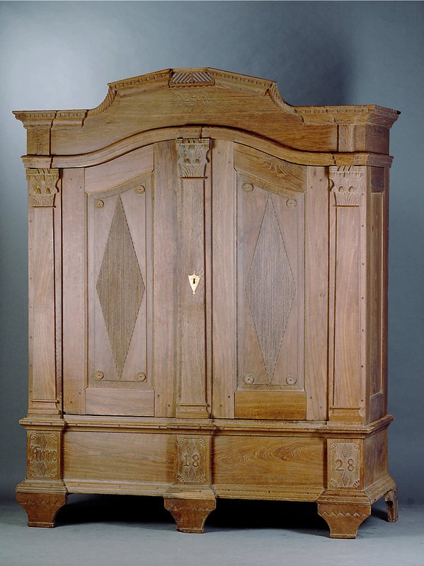 Schrank, wohl Magdeburg, dat. 1828, Eiche massiv, Inlets doppelt getreppt, aufgesetzte Rosetten, Lisenen m. angedeuteten korinth. Kapitellen, ...