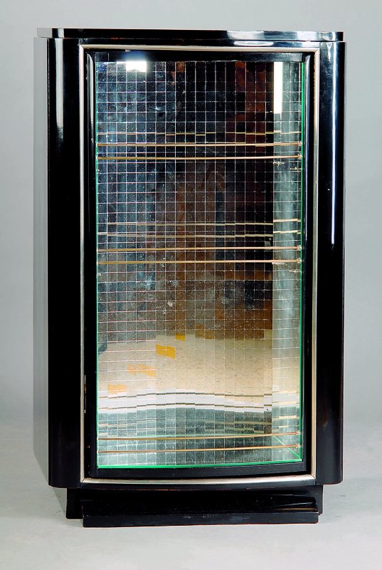 Bar, deutsch, um 1935/40, Buche, schwarz lackiert, Innenteil drehbar, innen kompl. verspiegelt, teils mosaikartig, ohne Glaseinlegeböden, Gebr.-Sp., ...