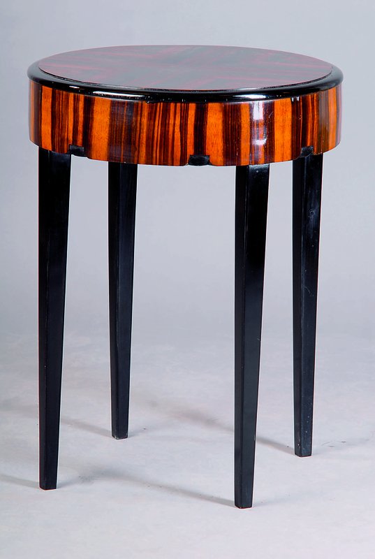 Runder Tisch, Frankreich, um 1935/40, Makassar, 4 Beine, teils geschwärzt, Zarge l. gewellt, l. Gebr.-Sp., H. ca. 62 cm, D. 47 cm