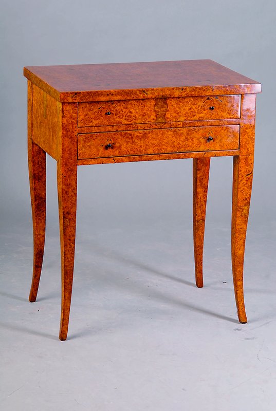 Nähtisch, Frankreich, um 1930/35, Wurzelnußfurnier, Beine leicht geschweift, 2 Schubladen, ca. 72x59x40 cm