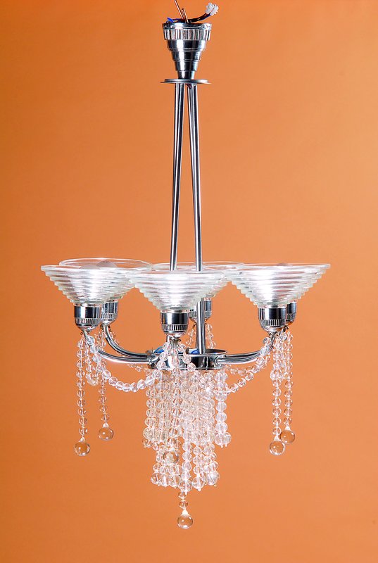 Deckenlampe, Frankreich, 30er Jahre, Art-Deko, mit Preßglasschirmen, getreppt, 6 Brennstellen, mit reichem Glasgehänge, kürzlich neu ...
