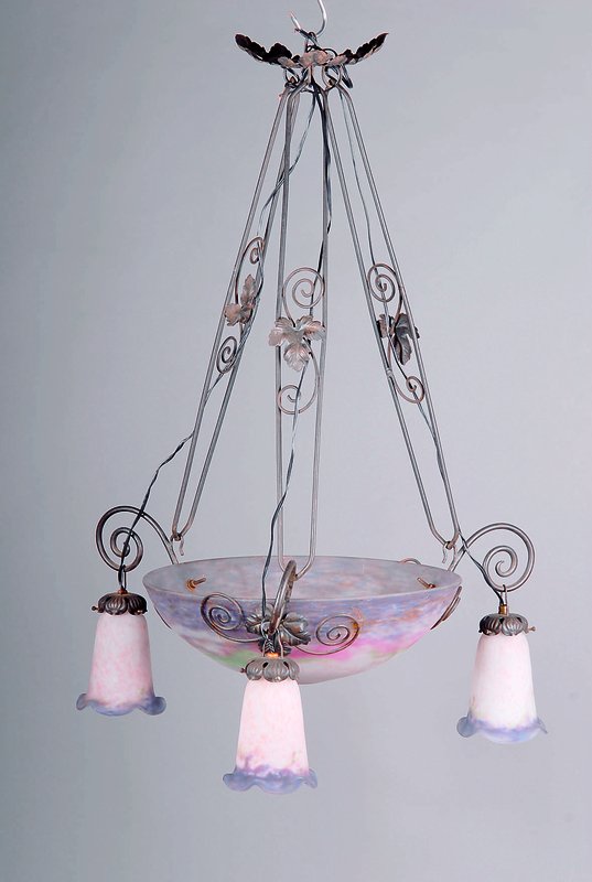 Große Deckenlampe, Muller Fres, 20/30er J., drei Glocken und eine Mittelschale, blaue, rosefarbene und grüne Einpuderungen im Zwischenglas, ...