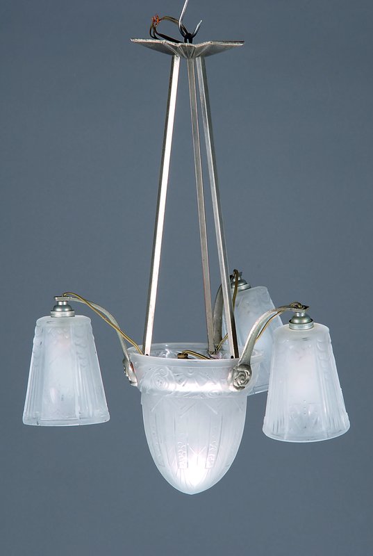 Deckenlampe, Müller Freres, Nancy, um 1928-30, vier Brennstellen, abstrakter florale Verzierung, Milchglas, Originalgestänge, signiert, ...