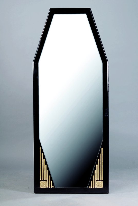 Spiegel, Frankreich, um 1935/40, Buche schwarz gelackt, Art- Deco, Lackierung sek., teils goldfarbene Riefung und aufgesetzte Appliken, Gebr.-Sp., ...