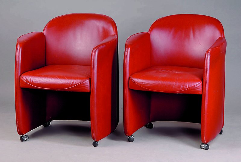 2 Sessel, deutsch, 70er Jahre, rotes Leder, Rollen, st. Gebr.-Sp., ca. 80x65x70 cm, Sh. 47cm