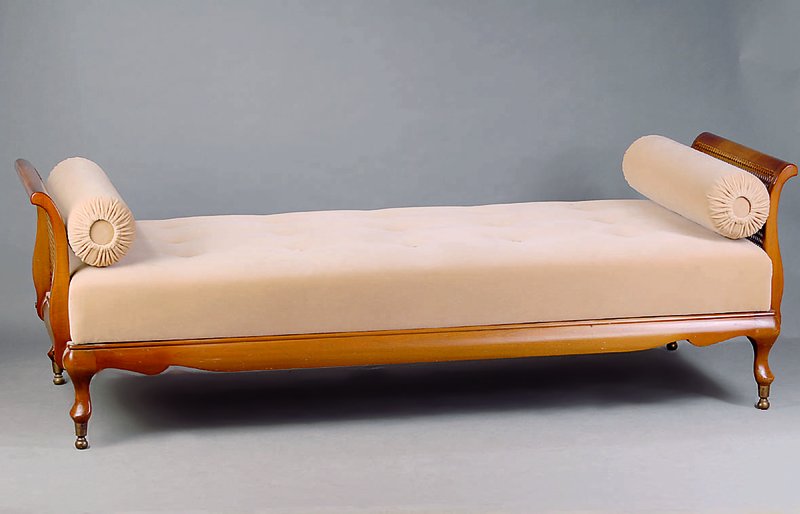 Liege, deutsch, 60er Jahre, Nußbaum, Beine l. geschweift, Seiten m. Korbgeflecht, Bezug sek., Gebr.-Sp., ca. 69x212x97 cm