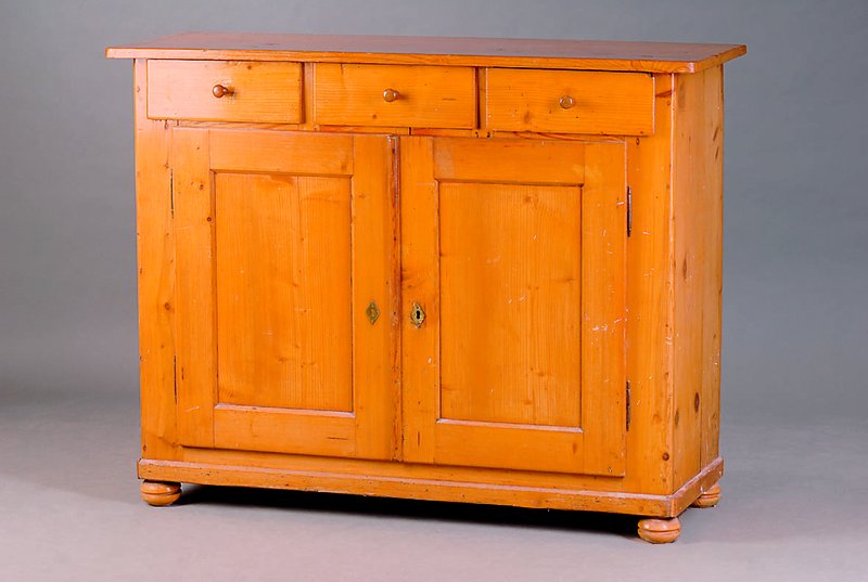 Halbschrank, deutsch, um 1860/60, Kiefer, 3-schübig, 2-türig, st. Gebr.-Sp., alt belassen, l. besch., ca. 100x128x46 cm