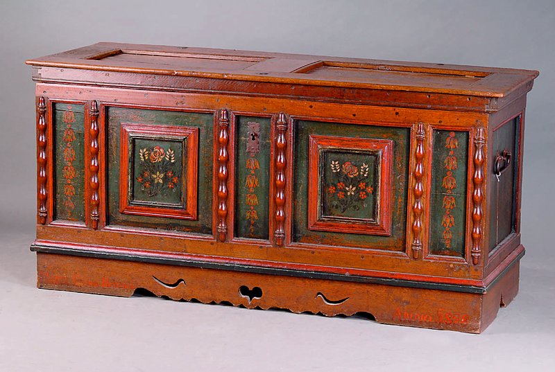 Truhe, süddeutsch, um 1820, Eiche, teils aufRahmen gearb., Front m. alter Bemalung, teils aufgefrischt, st. schwundrissig, st. Gebr.-Sp., ca. ...