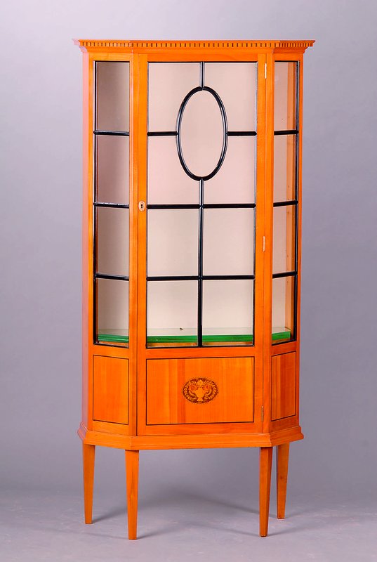 Vitrine, süddeutsch, um 1905/06, Kirschbaum,1-türig, verglast und versprosst, Streben und Intarsien geschwärzt, Tür m. ovaler Intarsie in Form ...