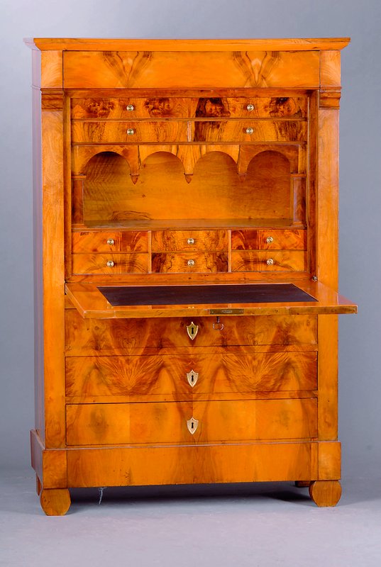 Sekretär, wohl Württemberg, um 1820, Nußbaum, 3-schübig, 1 Klappe, Kopfschublade, Inneneinrichtung: 9 Schubladen, 1 gr. Ablegefach, orig.Beschl., ...