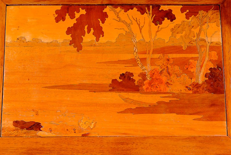 Detail a: Beistelltisch mit Einlegeplatte von Emile Gallé Nancy, um 1900, Nußbaum massiv und furniert, Platte reich intarsiert mit versch. Edelhölzern, ...