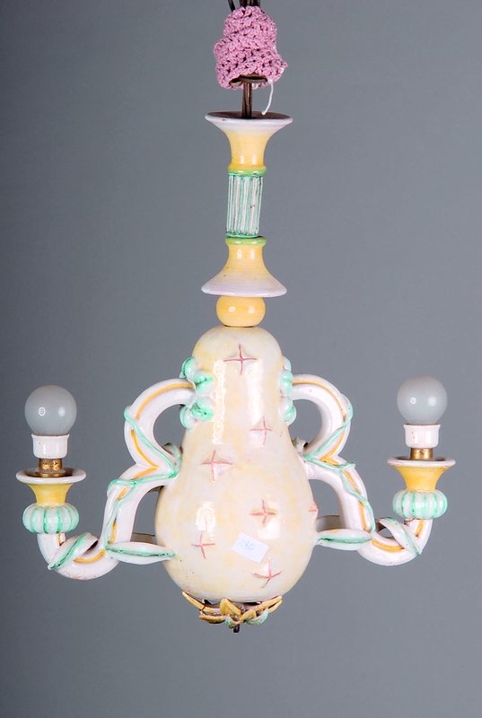 Deckenlampe und Wandlampe, wohl Italien, Fayence, 20/30er Jahre, Deckenlampe in Birnenform, 2 Brennstellen, bemalt, Art Deko, leichte Altersspuren, ...