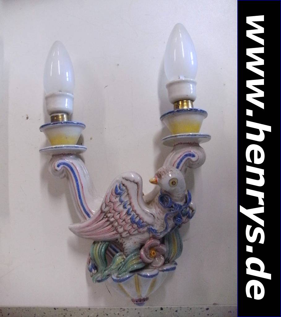 Detail a: Deckenlampe und Wandlampe, wohl Italien, Fayence, 20/30er Jahre, Deckenlampe in Birnenform, 2 Brennstellen, bemalt, Art Deko, leichte Altersspuren, ...
