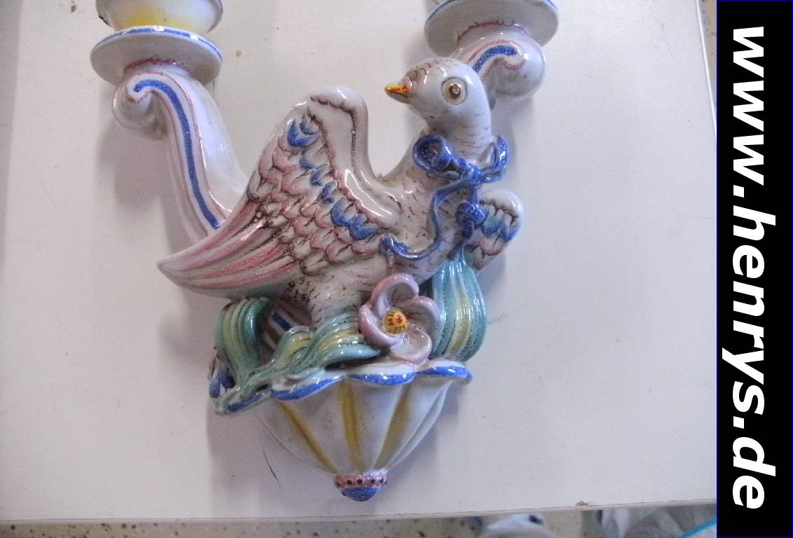 Detail b: Deckenlampe und Wandlampe, wohl Italien, Fayence, 20/30er Jahre, Deckenlampe in Birnenform, 2 Brennstellen, bemalt, Art Deko, leichte Altersspuren, ...
