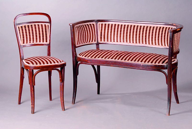 Salon, Thonet, Österreich, um 1902/06, Bugholz, Tisch, 2 Armlehnstühle, zwei Stühle und eine Bank, allseitig geschweift, Tisch m. Ablagefach, ...