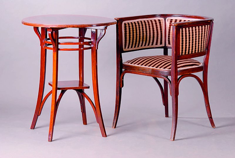 Detail a: Salon, Thonet, Österreich, um 1902/06, Bugholz, Tisch, 2 Armlehnstühle, zwei Stühle und eine Bank, allseitig geschweift, Tisch m. Ablagefach, ...