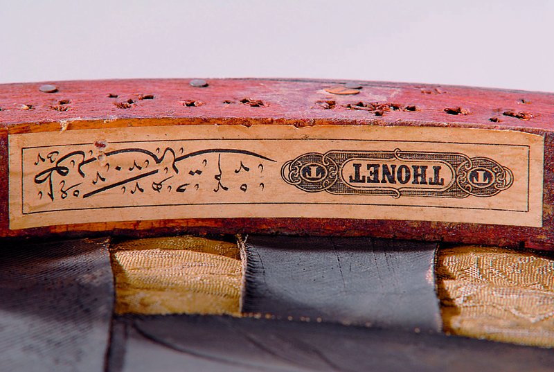 Detail b: Salon, Thonet, Österreich, um 1902/06, Bugholz, Tisch, 2 Armlehnstühle, zwei Stühle und eine Bank, allseitig geschweift, Tisch m. Ablagefach, ...