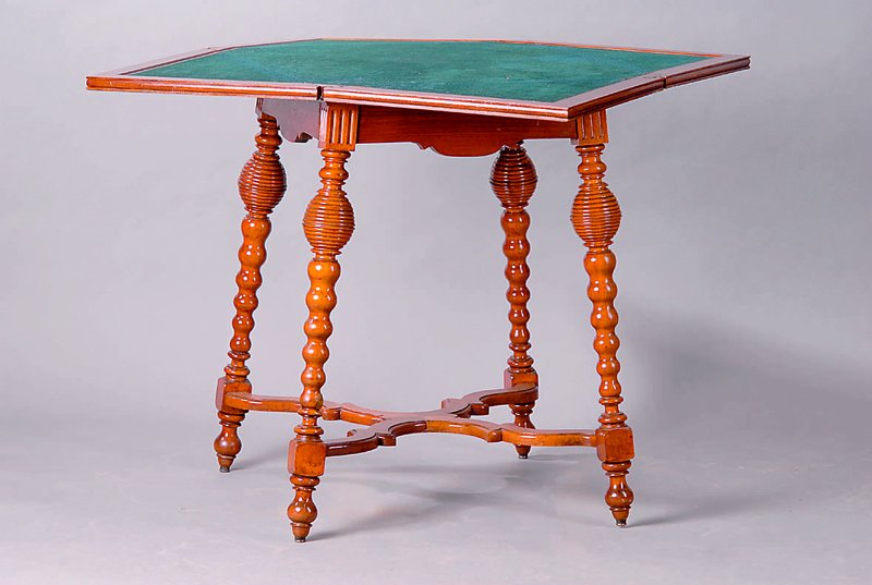 Spieltisch, deutsch, um 1880/90, Nußbaum, aufklappbar, 1-schübig, Platte aufklappbar und drehbar, Beine reich gedrechselt, Lisenen gerieft, Platte ...