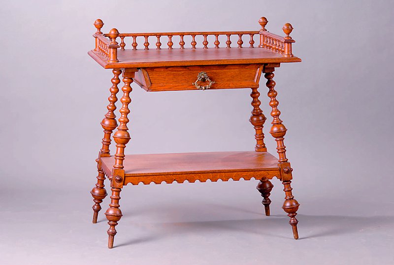 Blumentisch/Etagentisch, deutsch, um 1880/90, Eiche, reiche Drechselarbeit, Balustradenabschluß, unten ein Ablegefach, 1 Schublade, Messingbeschl., ...