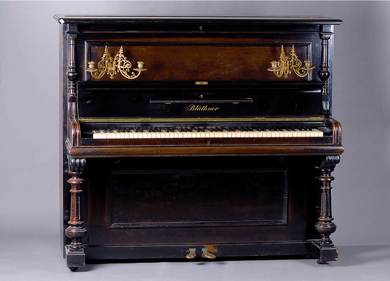 Klavier, Blüthner, Leipzig, 1889, z.T Buche/Eichemassiv, geschwärzt, hochwertige Bronzeappliken, davon 2 in Form v.Leuchtern, 4 Brennstellen, ...