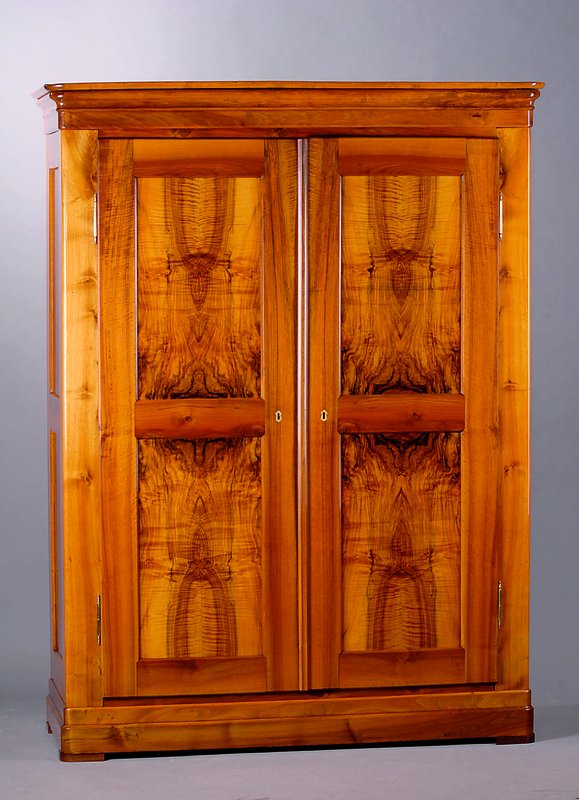 Schrank, deutsch, um 1820/30, Nußbaum, Frontund Seiten kassettiert, Kopf vielfach getreppt, Fuß passig, Inneneinrichtung: ein großes Ablgefach ...