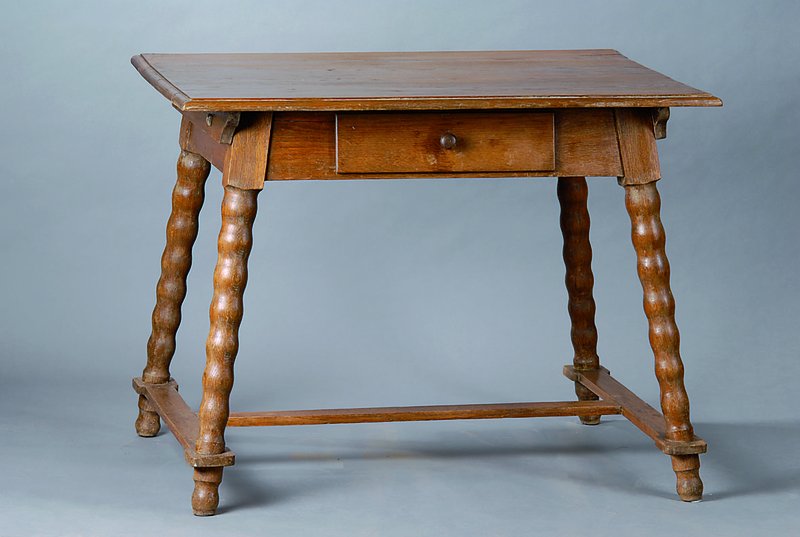 Bauerntisch, deutsch, 19. Jh., Eiche, Beine gedrechselt und verstrebt, 1 Schublade, st. Gebr.-Sp., ca. 77x100x74cm