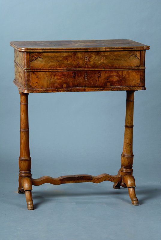 Nähtisch, süddeutsch, um 1860/70, Wurzelnußfurnier, zwei Schübe mit Innenein- richtung, ohne Schlüssel, ca. 75x60x42 cm