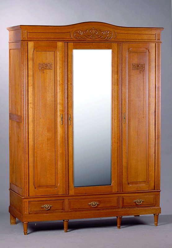 Kleiderschrank, Frankreich, um 1880/90, Eiche massiv, 3 integrierte Schubladen, Lisenen eifach gerillt, mit Flachschnitzereien aus dem Vollholz, ...