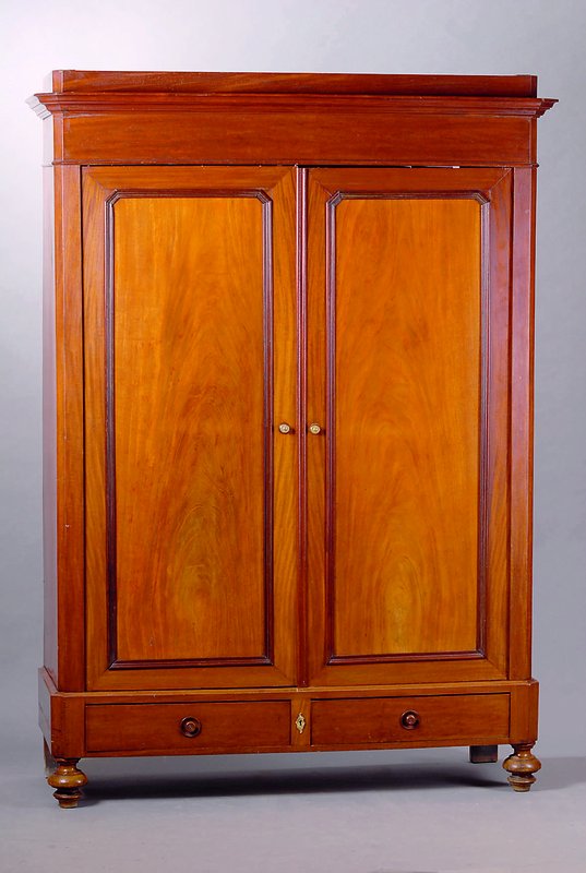 Schrank, Elsaß/Lothringen, um 1870/80, Korpus WH, Mahagonifurnier gesp. verlegt, aufgesetzte Zierleisten, diese 4-fach getreppt, Schlagleiste ...