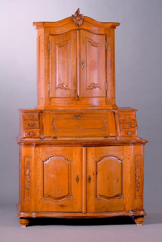 Tabernakelschreibsekretär, süddeutsch, um 1730/50, Oberteil in der Zeit dazugearb., Eiche, Inlets a.d. Vollholz geschnitzt, Beschl sek., Unterteil ...