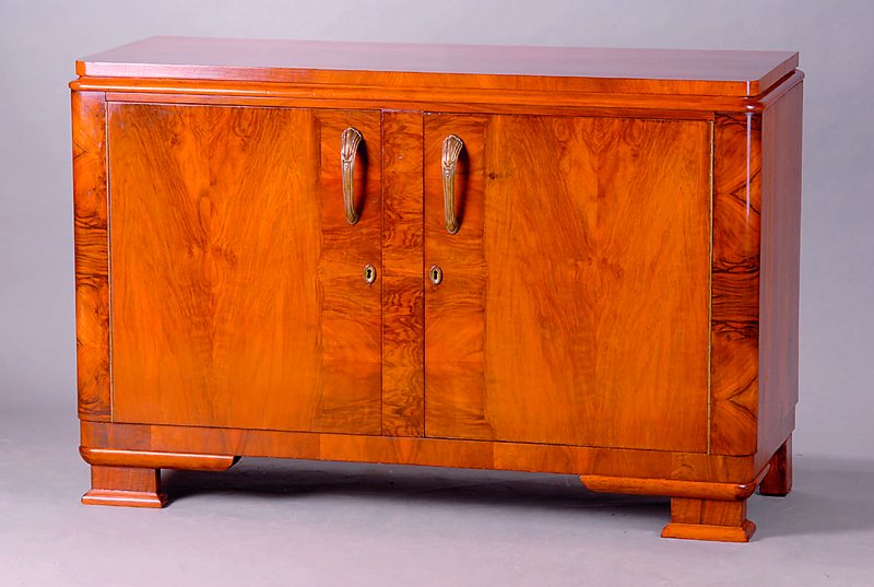 Kommode, Frankreich, um 1930, Art-Deco, 2 -türig, kaukasisch Nußbaum, Messinggriffe, rest. Schelllack handpoliert, abgerundete Ecken, Gebr.-Sp., ...