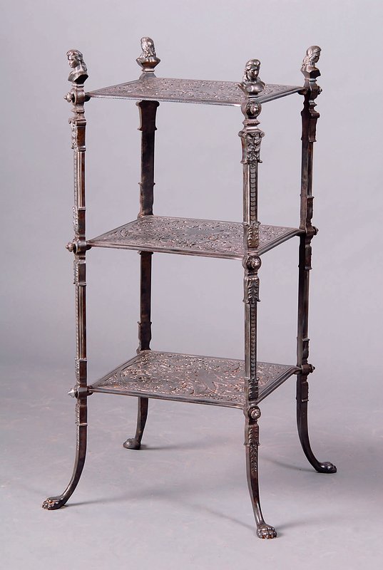 Etagere, wohl Hanau, um 1880, feiner Gußeisen, Enden in Büsten auslaufend, Etagen m. reichem Blumen und Vogeldekor, Gebr.-Sp., Tatzenfüße, ca. ...