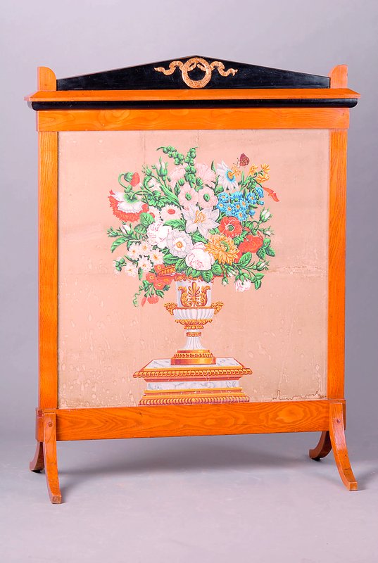 Ofenschirm, Biedermeier um 1830, Esche massiv, Giebel m. Messingapplike vergoldet, eingefasstes Aquarell, hier Blumenstilleben in Vase, besch., ...