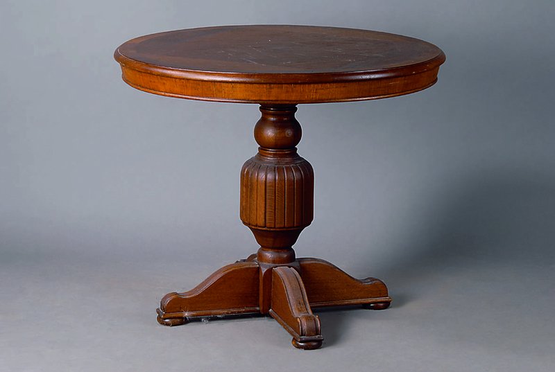 Runder Tisch, deutsch, um 1920, Eiche, Balusterschaft, reich gedrechselt, Furnier gespiegelt verlegt, H. 76 cm, D. 90 cm