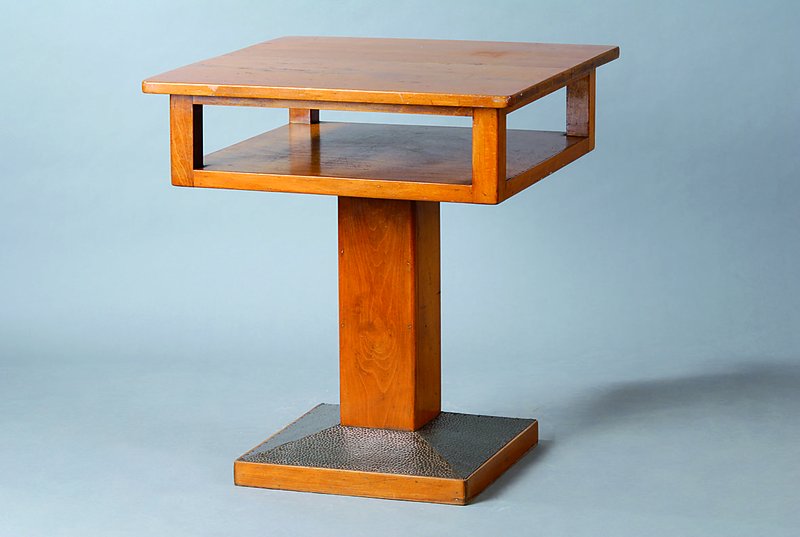 Beistelltisch, deutch, Art-Deco, um 1920, Kirschbaum massiv und furniert, 4-Kantfuß m. Messingeinlage, 1 Ablegefach, st. Gebr.-Sp., ca. 71x65x65 cm