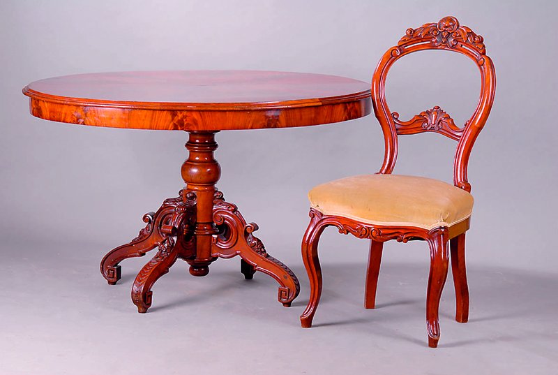 5 Stühle und ein Tisch, wohl Frankreich um 1870, allseitig geschweift, m. Rocaillenverz., Tisch m. Balusterschaft, Platte fleckig, st. Gebr.-Sp., ...