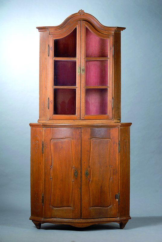 Eckschrank, deutsch, 2. Hälfte 18. Jh., Eiche, 2-teilig, Unterteil 2-türig, Oberteil 2-türig, verglast und versprosst, allseitig geschweift, Ecken ...