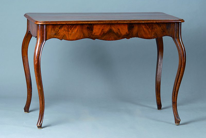 Salontisch, um 1870, Nußbaum massiv und furniert, allseitig geschweift, Beine gerieft,Zarge vielfach geschweift, abgerundete Ecken, st. Gebr.-Sp., ...