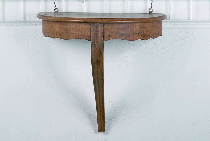 Wandkonsole demi-lune, um 1900, Nußbaumwurzelfurnier, l. geschweift, Platte getreppt, st. fleckig, alt belassen, ca. 65x61x32 cm