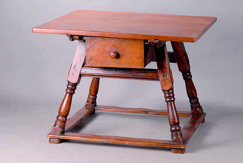 Bauerntisch, deutsch. um 1810/20, Kirschbaum, Platte sek., Beine verstrebt und gedrechselt, 1 Schublade, Platte abnehmbar, st. Gebr.-Sp., alt ...