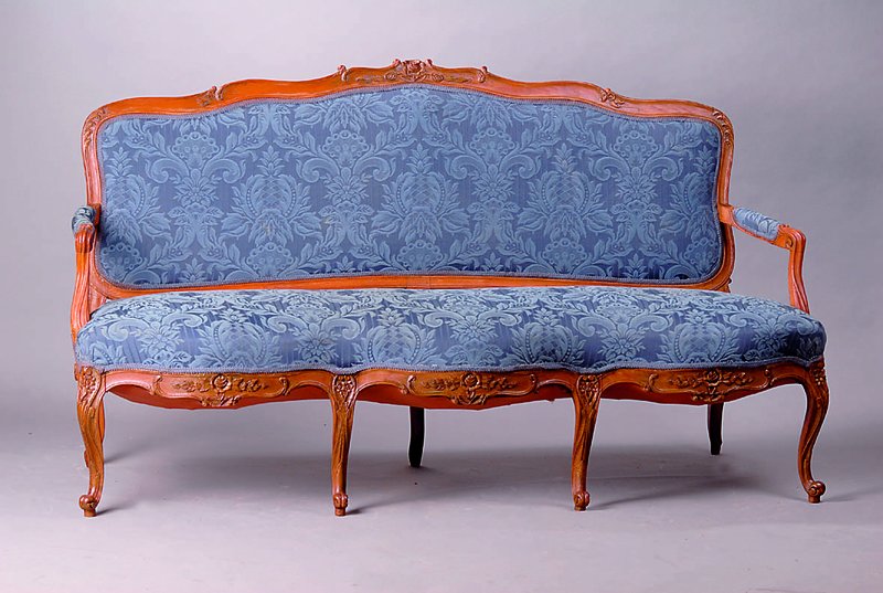 Sofa, deutsch, um 1870, Eiche, neu gepolstert und bezogen, allseitig geschweift, sparsame florale Flachschnitzereien, Armlehnenund Füße in Voluten ...