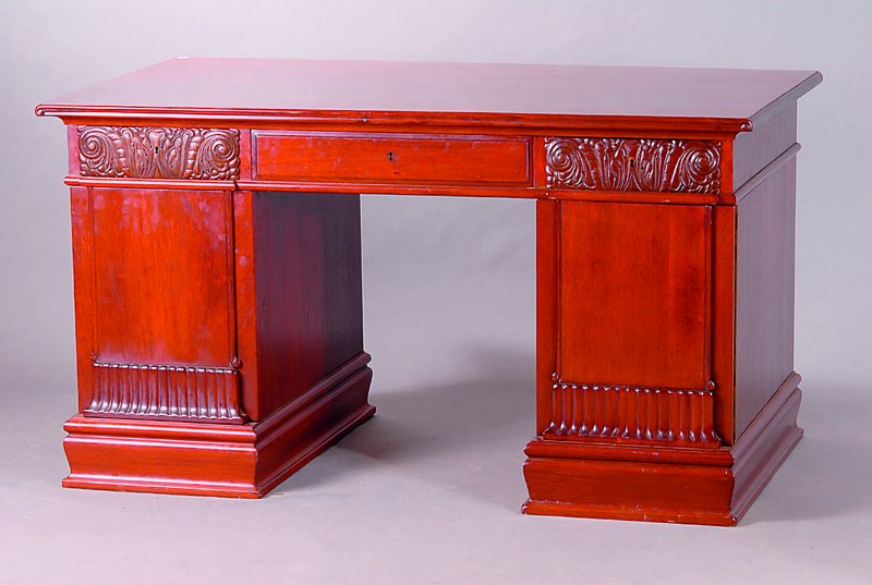 Schreibtisch, deutsch, um 1910/15, Korpus Eiche/WH, Mahagonifurnier, schwere Fußleiste, Türfronten unten gerillt, sparsame rocaillenförmige ...