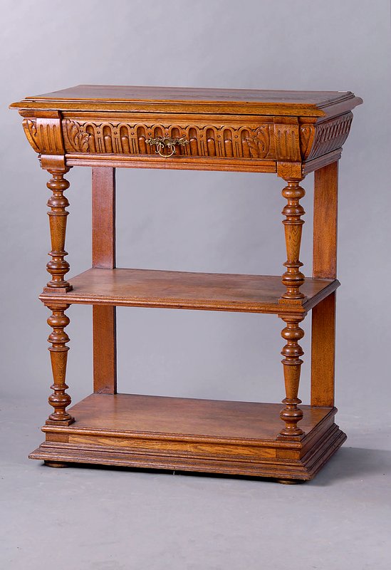 Etagere, Frankreich, um 1870/80, Eiche, 2 Ablegefächer, freistehende Säulen, reiche Drechselarbeit, teils gerieft, 1 Schublade, Flachschnitzeien ...