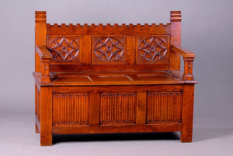 Sitztruhe, deutsch, um 1900, Eiche, gothischer Stil, aufklappbare Deckeltruhe, allseitig kassettiert, teils m. Flachschnitzerei, st. Gebr.-Sp., ca. ...
