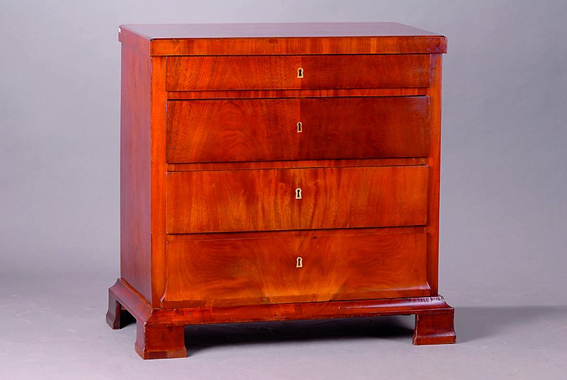 Kommode, deutsch, um 1820/30, Biedermeier, Korpus WH, Mahagonifurnier, untere Schublade geboge, Beinbeschl., l. Furnierschäden, st. Gebr.-Sp., eine ...