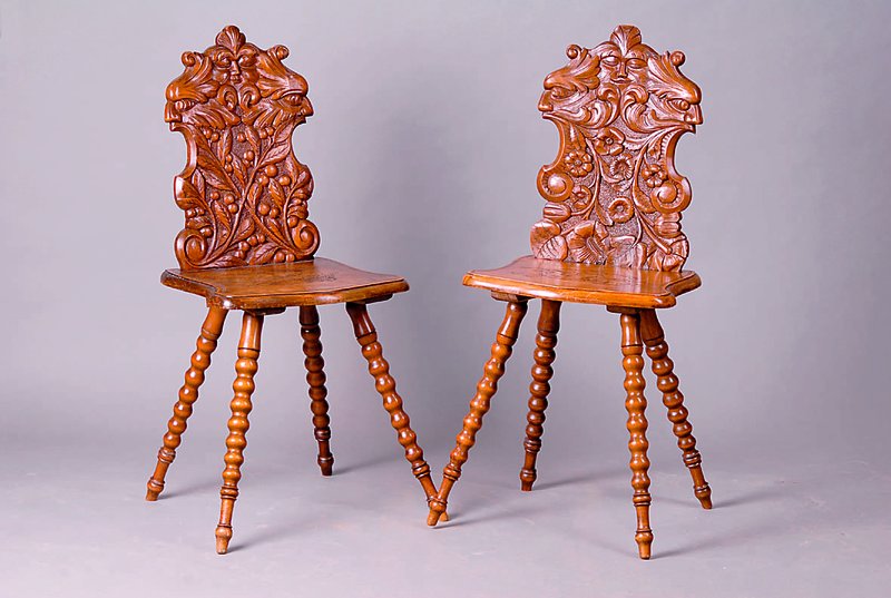 4 Brettstühle, süddeutsch, Karlsruher Gegend, um 1900, Nußbaum/Buche, Beine gedrechselt, Sitz in sich doppelt geschweift, verschiedene Lehnen, ...