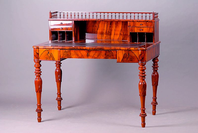 Damenaufsatzschreibtisch, um 1860, Palisander, Beine reich gedrechselt m. Akanthusblattverz., Unterteil 3-schübig, Oberteil 4-schübig, 7 ...