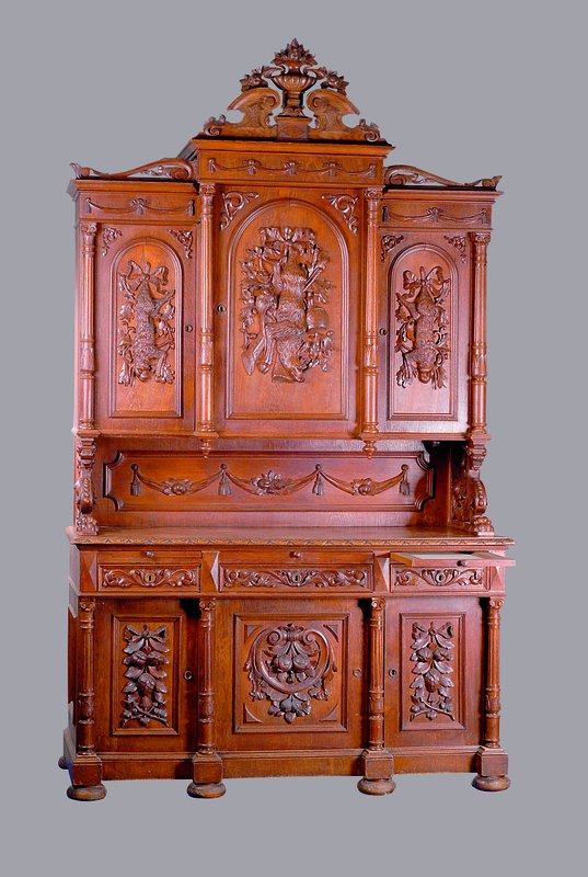Jagdbuffet, deutsch, um 1890, Historismus, Eiche massiv, Unterteil 3-türig, 3-schübig, 3 Ausziehbretter m. weißer Marmoreinlage, Oberteil ...