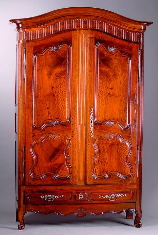 Schrank, Frankreich, um 1750, Nußbaum, auf Rahmen gearb., 2-türig, 1 Fußschublade, Zarge geschweift, Füße in Voluten auslaufend, ...