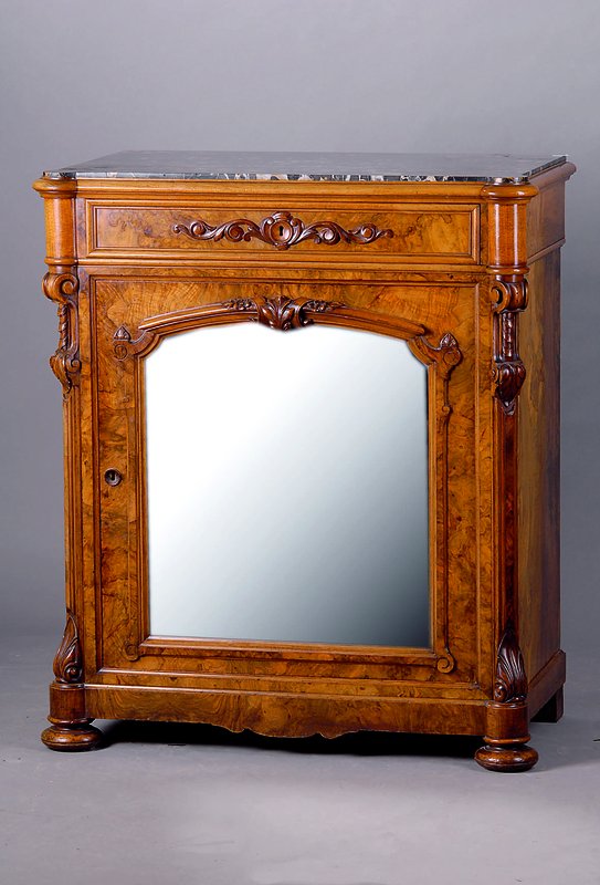 Halbschrank, um 1860/70, Wurzelnußfurnier, 1 Schublade, 1 Tür, diese m. Spiegel, Marmorplatte geklebt, abgerundete Ecken, diesem. aufgesetzter ...